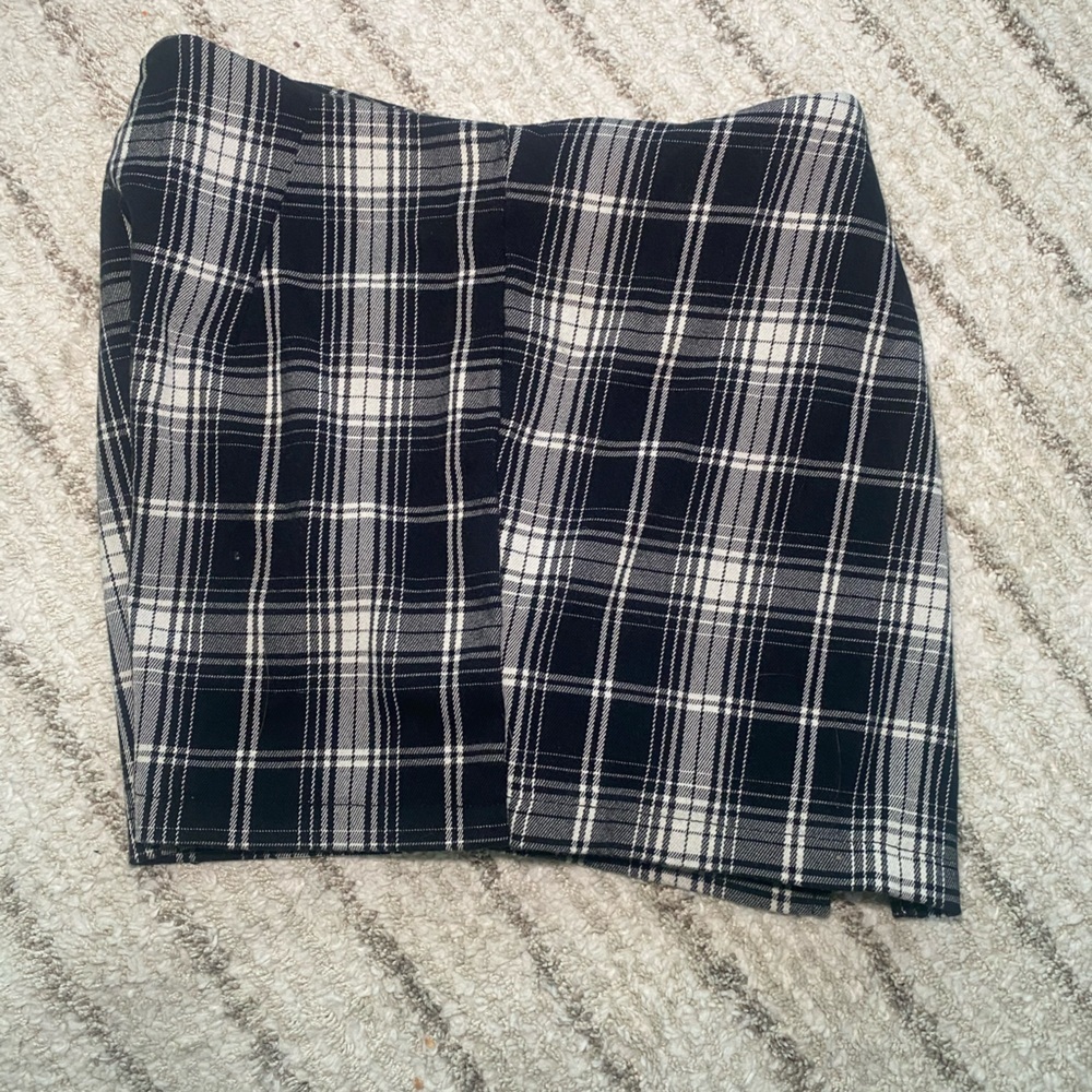 Brandy Melville Black & White Plaid Wrap Skort – One Size - Picture 3 of 7